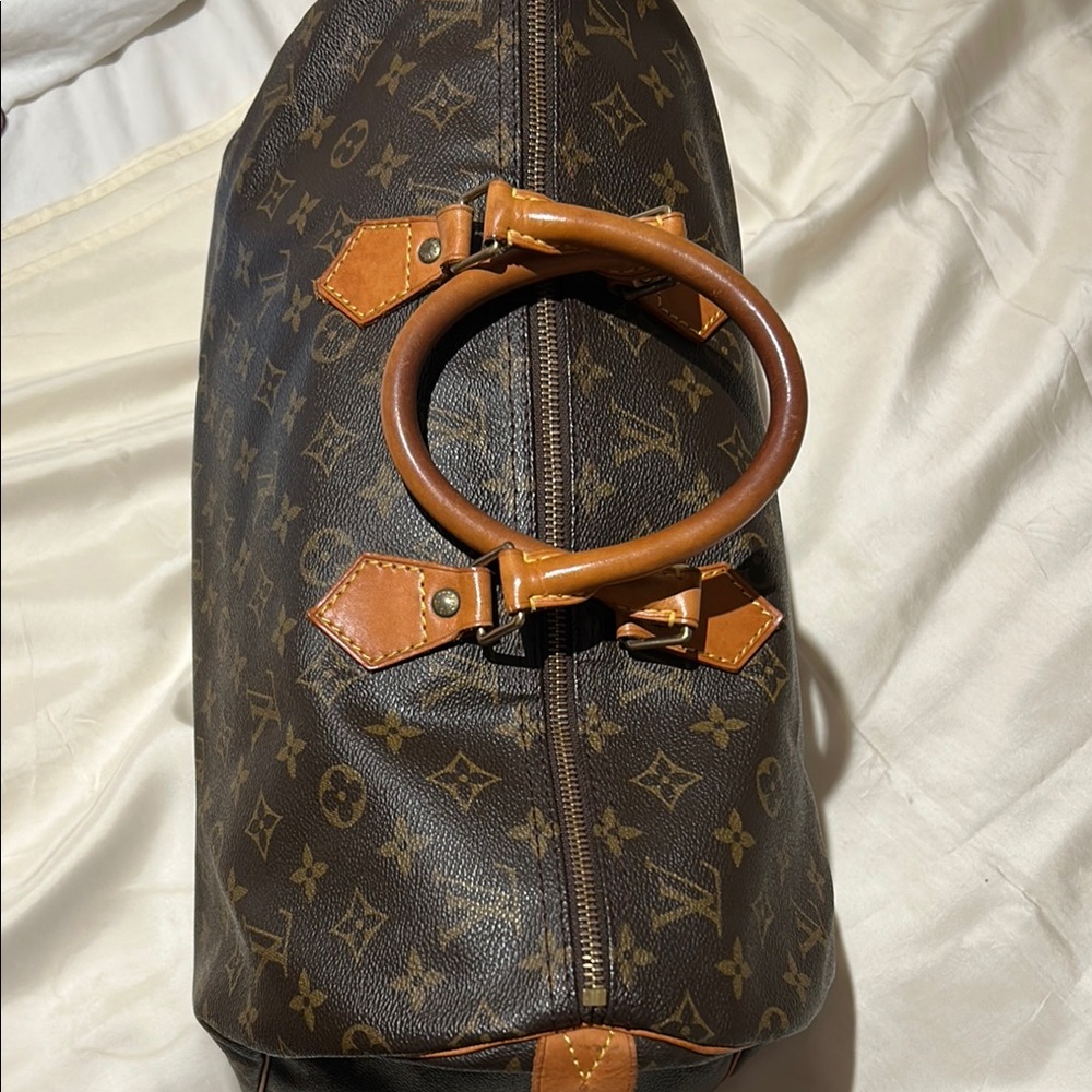 Louis Vuitton Brown Duffel Bag with Iconic Monogram and Leather Trim - Picture 3 of 16